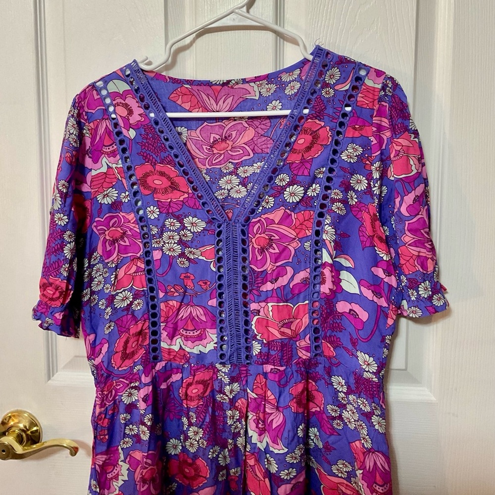 Boutique Dress Extra Large Floral V-Neck Short Sleeve Dress in Purple and Pink - Picture 2 of 5
